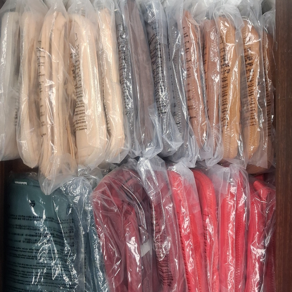 Lululemon Athletica Everywhere Belt Bag *Gold 🪙 - Picture 3 of 6